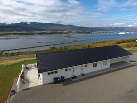 Z hotelu Hafdals roztacza się widok na fiord Eyjafjordur na północy Islandii.
