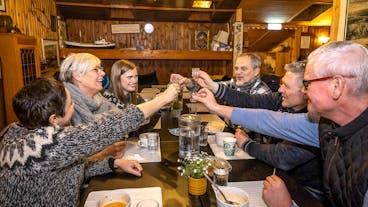 Probar la comida y la bebida islandesas se disfruta más con amigos