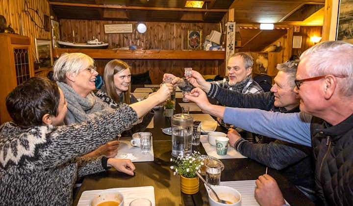 Probar la comida y la bebida islandesas se disfruta más con amigos.