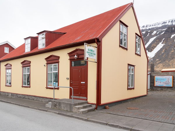 Gamla Isafjordur Guesthouse is located in Isafjordur.