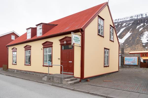 Gamla Isafjordur Guesthouse is located in Isafjordur.
