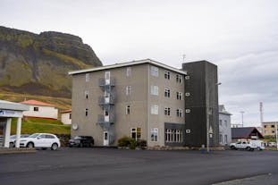 Przed budynkiem hotelu North Star Snæfellsnes.