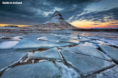 Il monte Kirkjufell, in inverno, in Islanda.