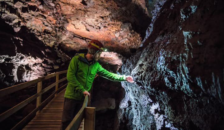 11-stündige Kleingruppen-Tour durch Westisland mit Lavahöhle, Wasserfällen und heißen Quellen