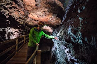 11時間の少人数制・西部アイスランド巡りツアー（溶岩洞窟、滝、温泉など）