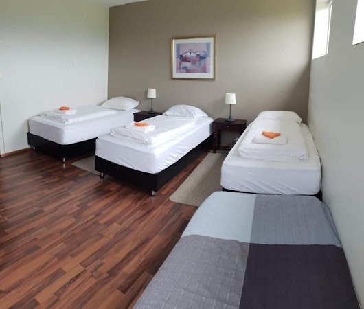 Guesthouse Hvita triple bedroom with three single beds.