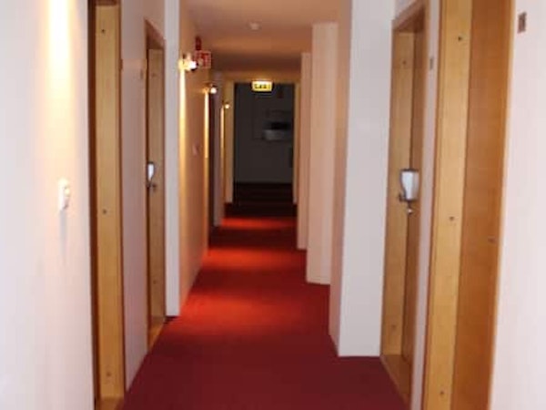A hallway with red carpet at Hotel Keilir.