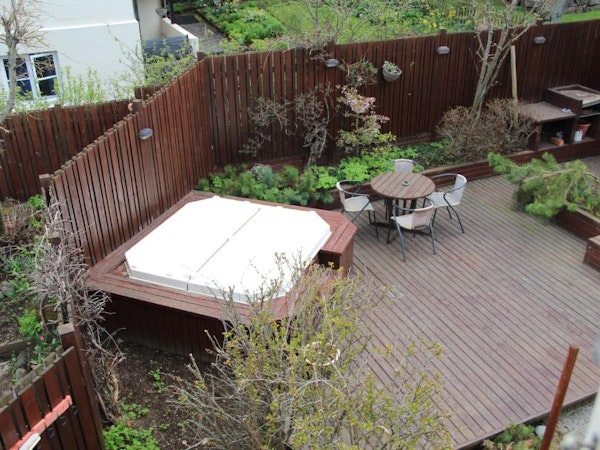 Guests can use the hot tub/jacuzzi in the garden for a relaxing warm bath.