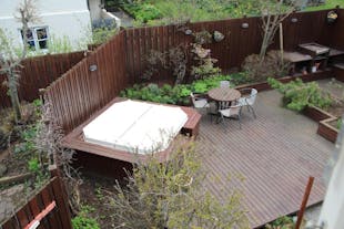 Guests can use the hot tub/jacuzzi in the garden for a relaxing warm bath.