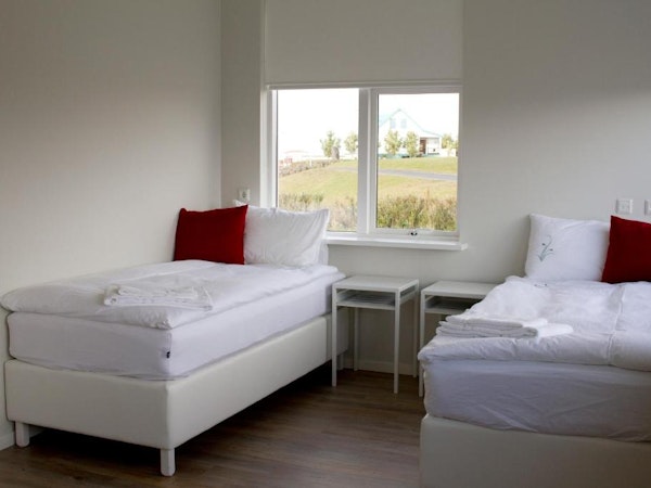 Twin room at Graystone Guesthouse with two single beds and two bedside tables in between them.