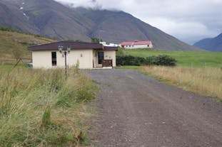 Podjazd prowadzący do Grytubakki 3, uroczego żółtego domku w północnej Islandii z dwiema sypialniami i jedną łazienką.