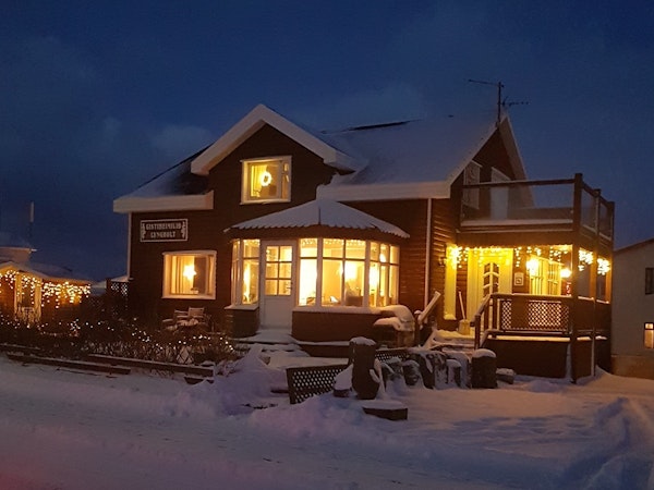The Guesthouse Lyngholt from outside in the winter.
