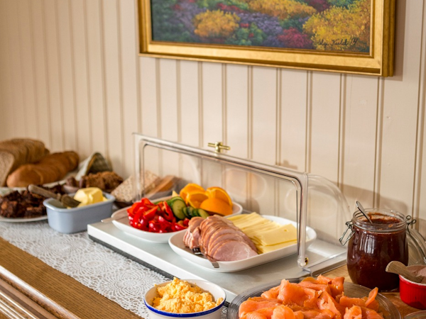 Tasty! Guests can enjoy breakfast and meals in an on-site and nearby cafe at Berunes.