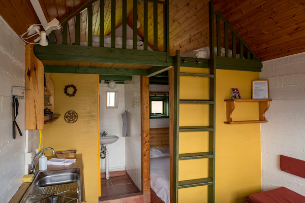 Cozy room in Berunes HI hostel with a bathroom.