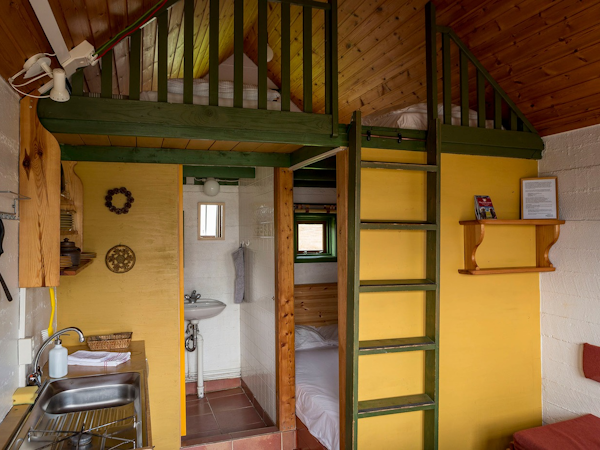 Cozy room in Berunes HI hostel with a bathroom.