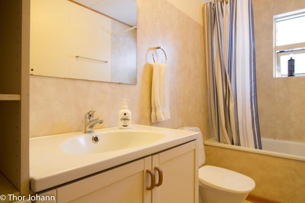Stay comfortable when you use Hotel Hjardarbol's bathroom.