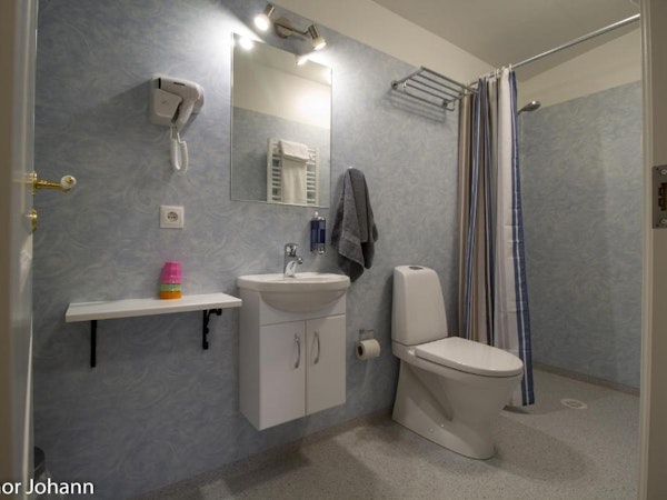 Hotel Hjardarbol's spacious bathroom brings comfort.