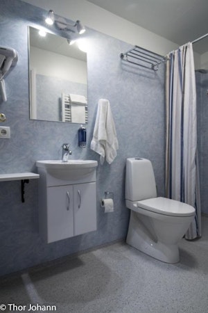 Weary travelers will enjoy the spacious bathrooms at Hotel Hjardarble.
