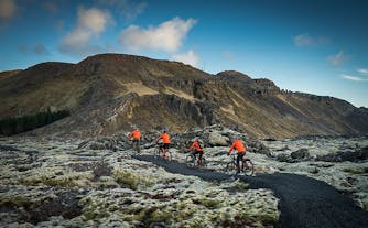 Cuatro personas participando en una excursión en bici en el GeoPark de Reykjanes.
