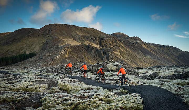 Cuatro personas participando en una excursión en bici en el GeoPark de Reykjanes.