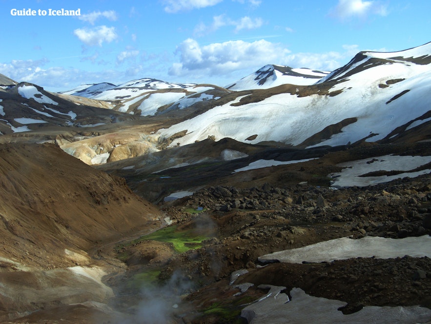 La catena montuosa Kerlingarfjoll negli altopiani islandesi in estate.