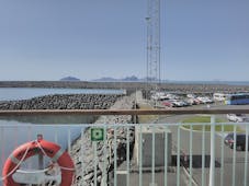 Landeyjahöfn港口，背后可见停车场。