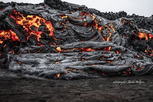 파그라달스퍄 화산에서 흐르는 용암.