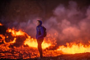 专业摄影师以冰岛火山喷发为背景拍摄的照片