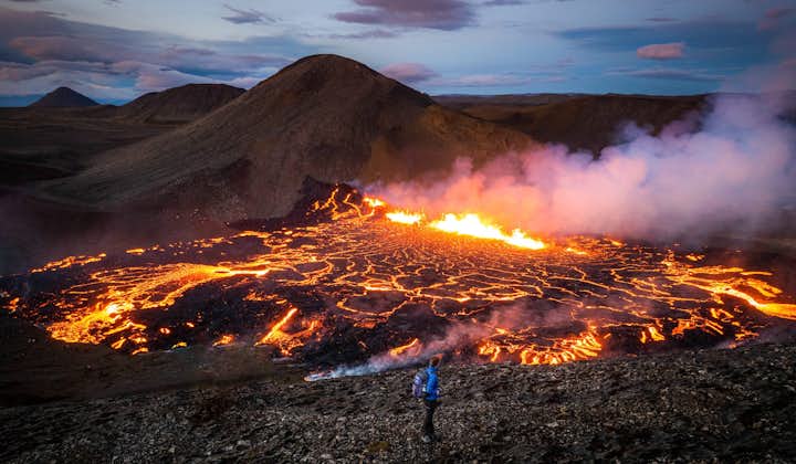 Episk dronefoto med udsigt over vulkanen.