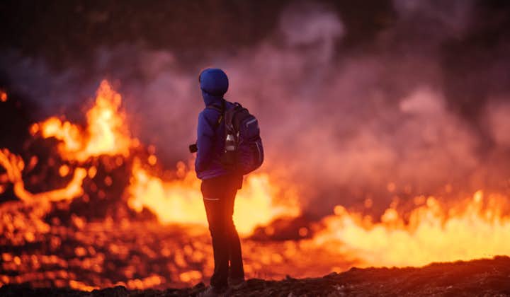 以冰岛火山喷发为背景拍摄的照片