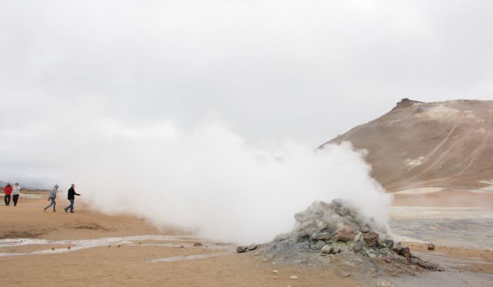En dampende svovlåbning ved det geotermiske område Hverir nær Myvatn søen.