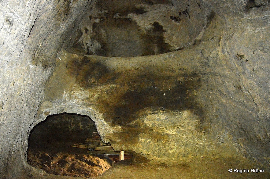 A closer look of Rutshellir cave's interior.