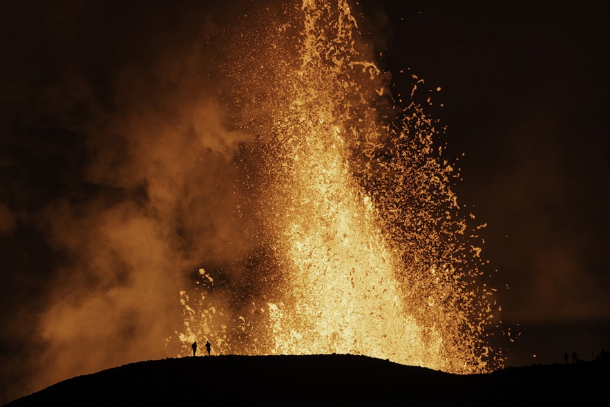 Lava brotando del volcán Fagradalsfjall, en el valle de Meradalir