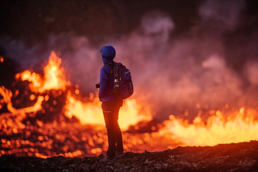메르달뤼르 계곡의 용암 분출을 감상하는 사진 작가