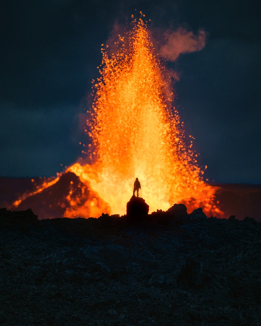 Obserwator podziwia lawę wydobywającą się z wulkanu Fagradalsfjall.