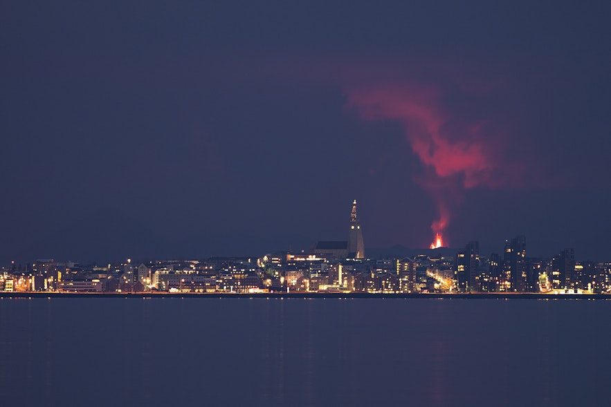 Erupcja Fagradalsfjall widziana z Reykjaviku.