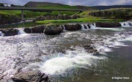 冰岛西部靠近Fossatun的巨魔瀑布