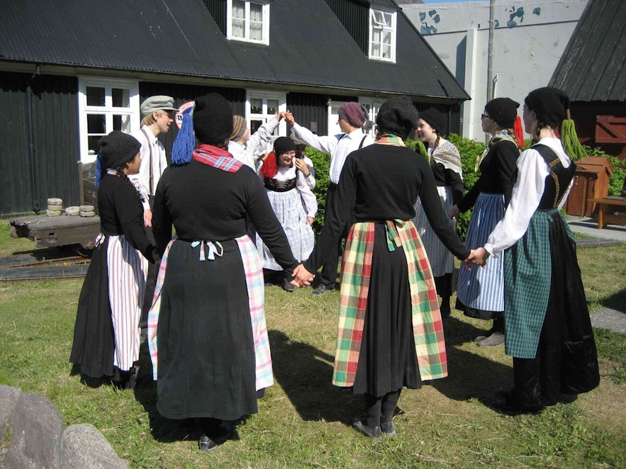 Volkstänzerinnen und -tänzer vor dem Heimatmuseum der Westfjorde in Isafjördur