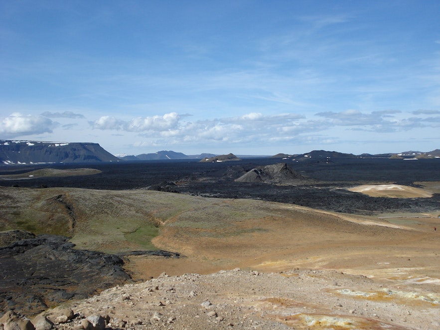 Leirhnjukur火山及其前方的熔岩区。