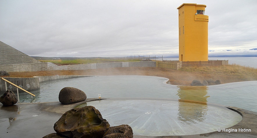 ジオシー地熱風呂のすぐ傍にある黄色い灯台