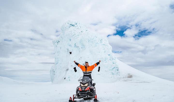 在惊险刺激的雪地摩托探险中征服埃亚菲亚德拉冰盖的冰雪高地，在这里，速度与迷人的冰岛南部景色交相辉映。