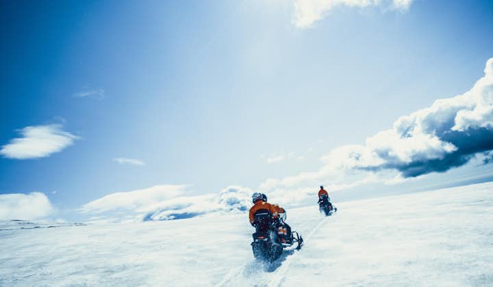 Motos de nieve en el glaciar Eyjafjallajokull
