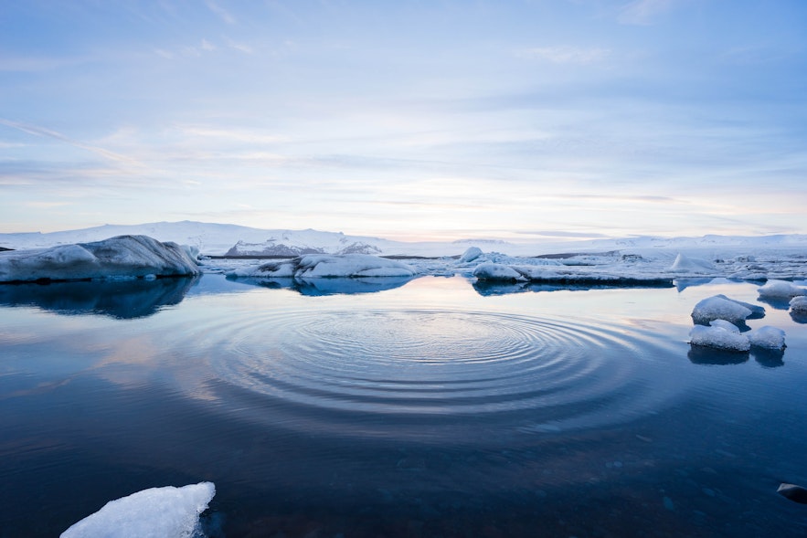 The floating icebergs of Jokulsarlon glacier lagoon.