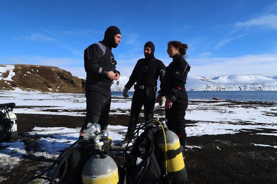 두 대륙 사이의 실프라 협곡에서 스쿠버 다이빙을 배우는 관광객