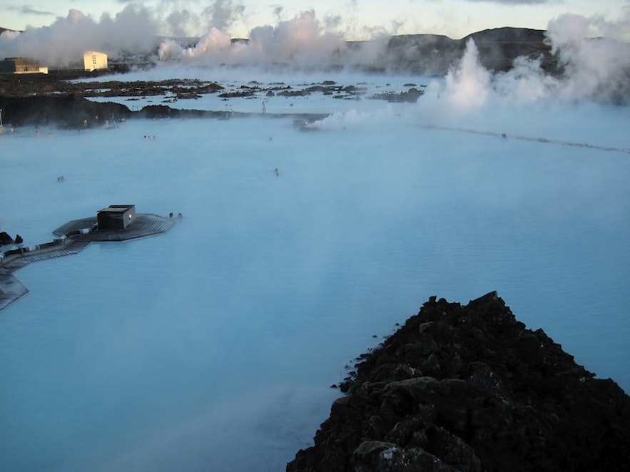 冰岛蓝湖温泉上空云雾缭绕