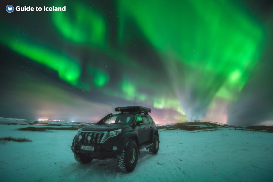 Ammira l'aurora boreale durante un tour in auto.