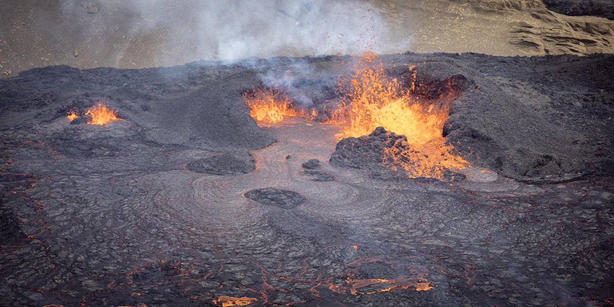 Exciting 40-Minute Helicopter Flight Over Fagradalsfjall Volcano from ...