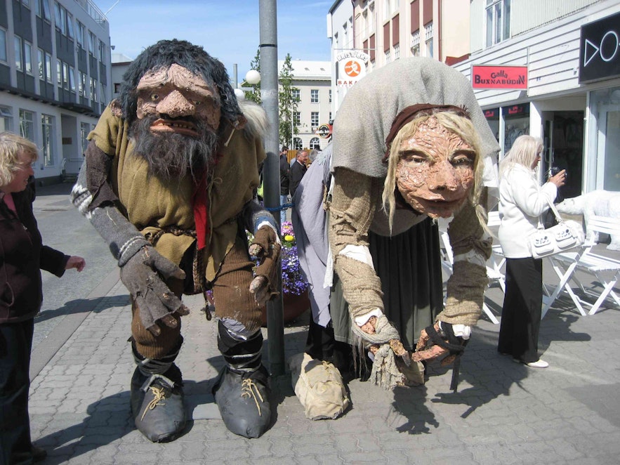 Gryla- und Leppaludi-Figuren in Akureyri