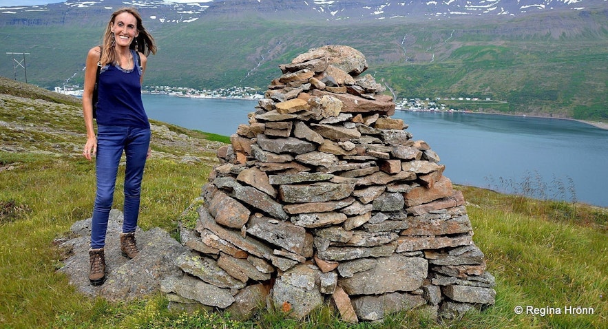 Regína by Völvuleiðið á Hólmahálsi East-Iceland burial mound