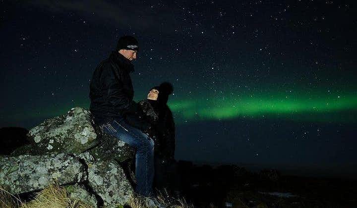 Den mörka himlen på Island gör att norrskenet och stjärnorna fortfarande är synliga.